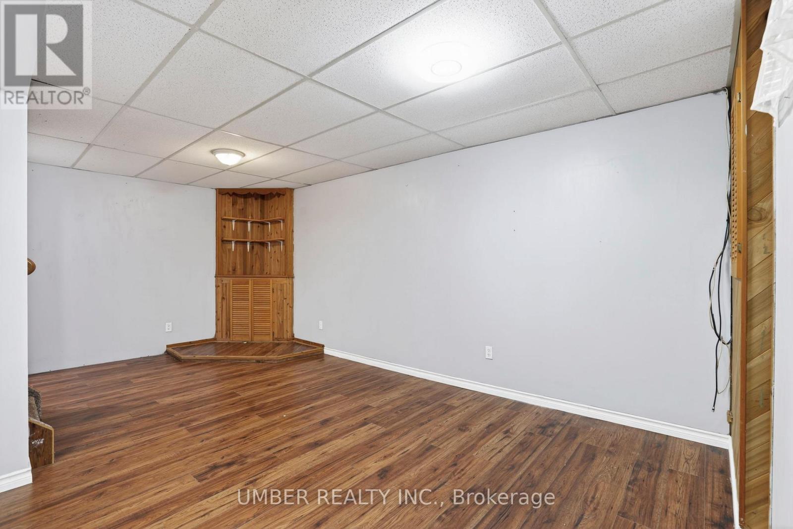 258 ANGLEHART AVENUE - 34