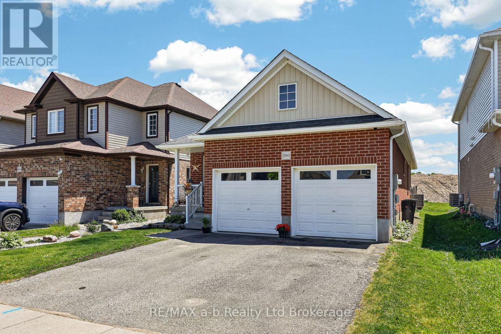 1380 CAEN AVENUE - 6