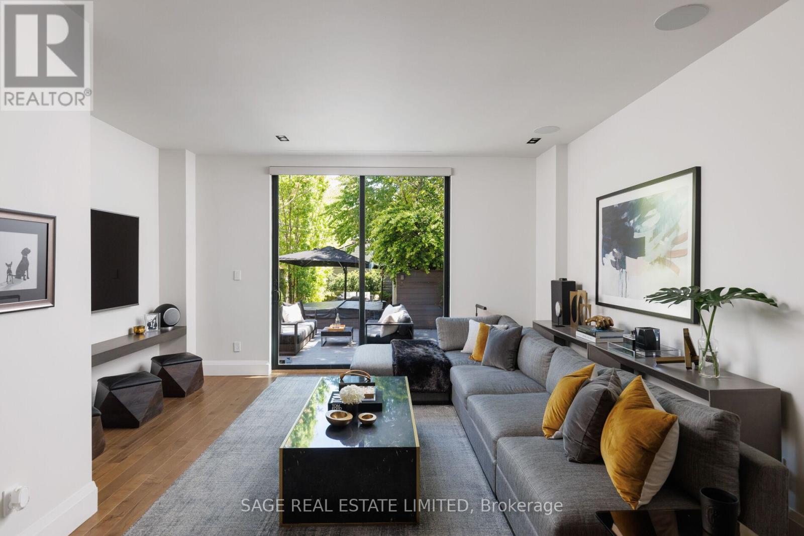 Listing photo of 979 BROADVIEW AVENUE