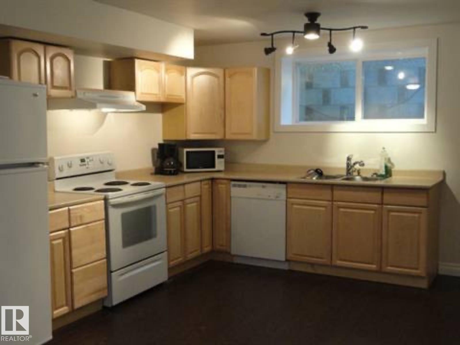9815 68 AV NW - 26