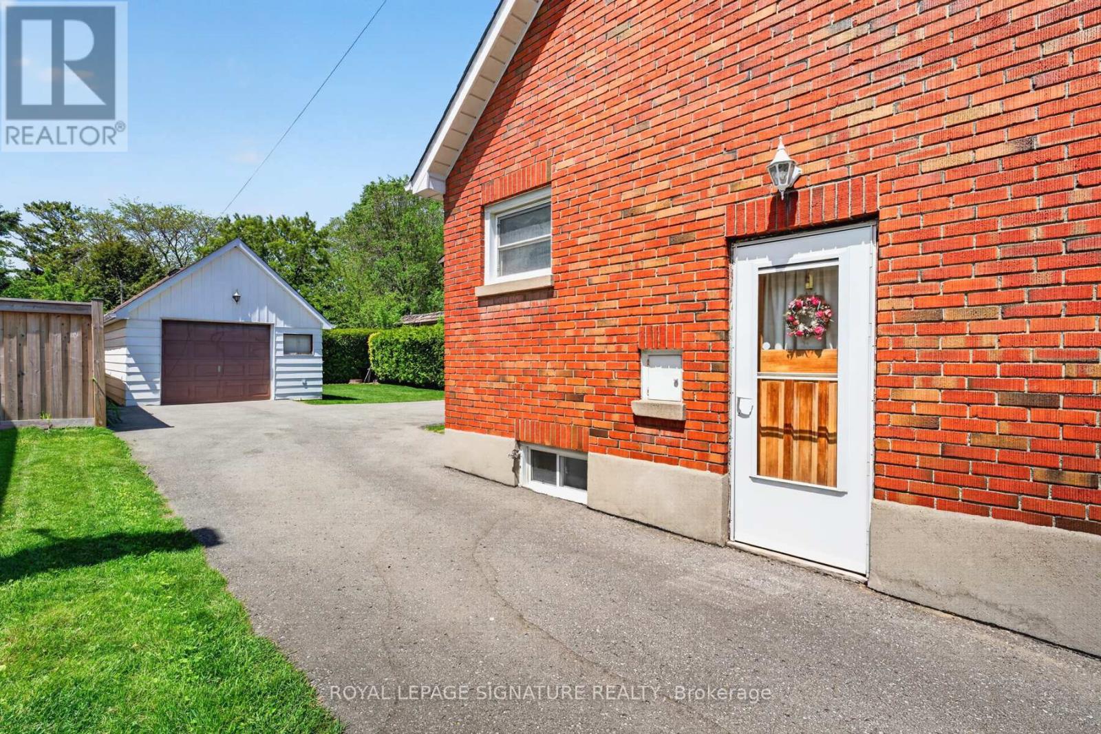 820 SIMCOE STREET N - 31