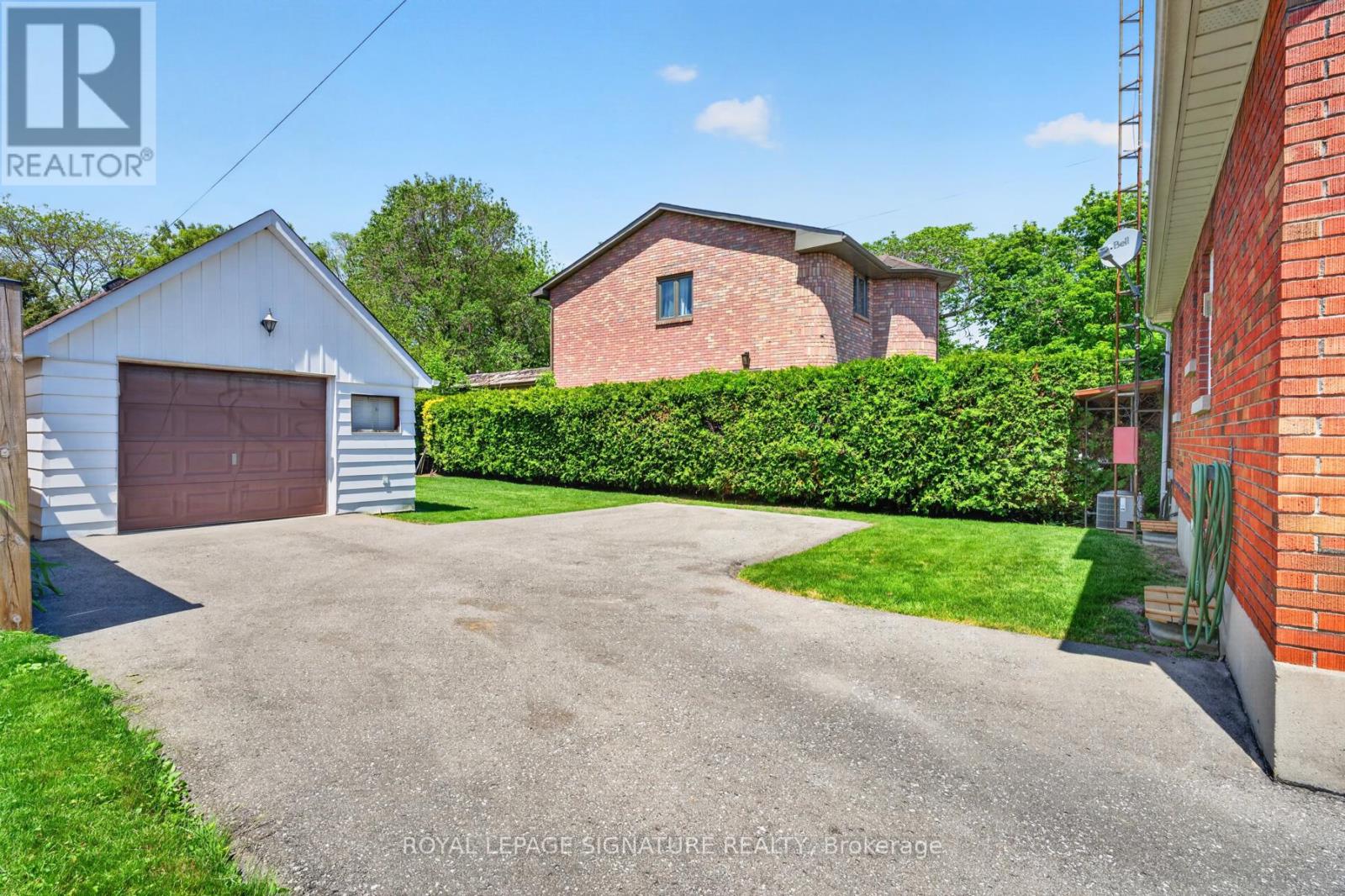 820 SIMCOE STREET N - 32