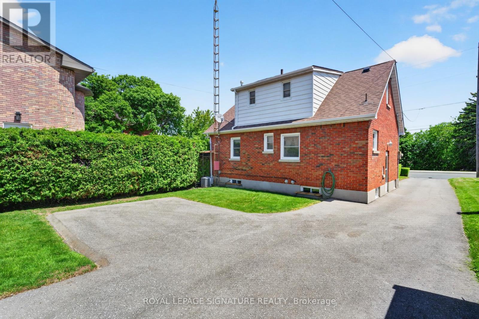 820 SIMCOE STREET N - 33