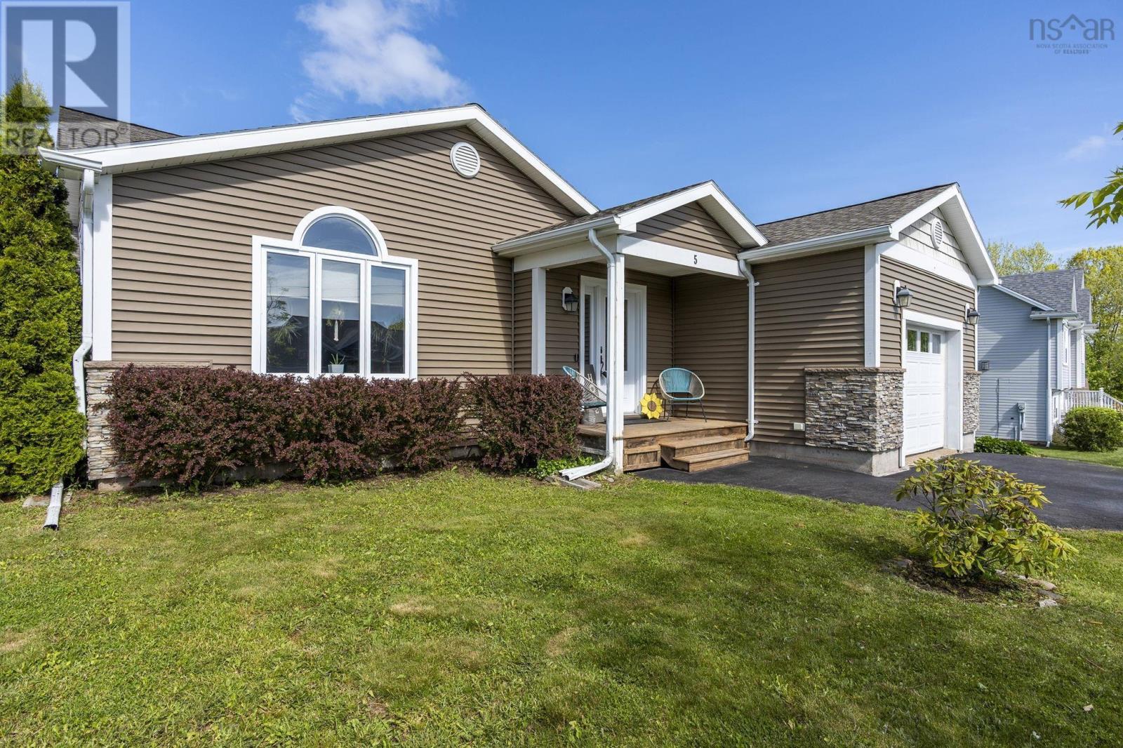5 Tailfeather Court