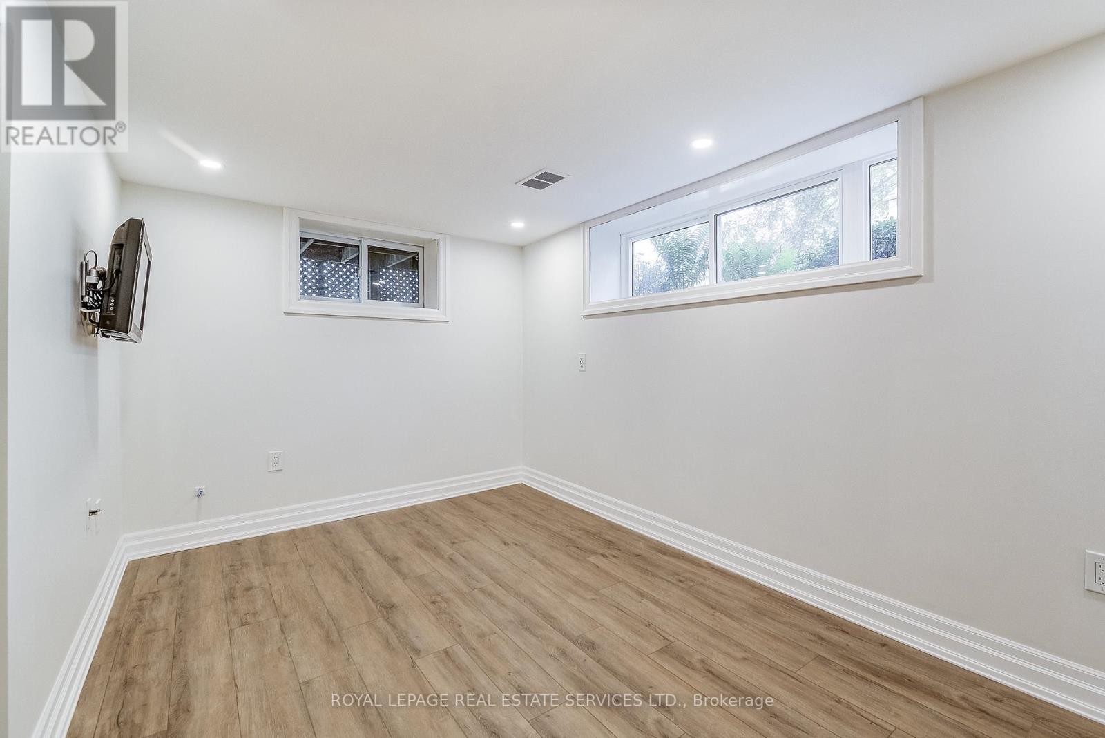 351 STRATHCONA DRIVE - 28