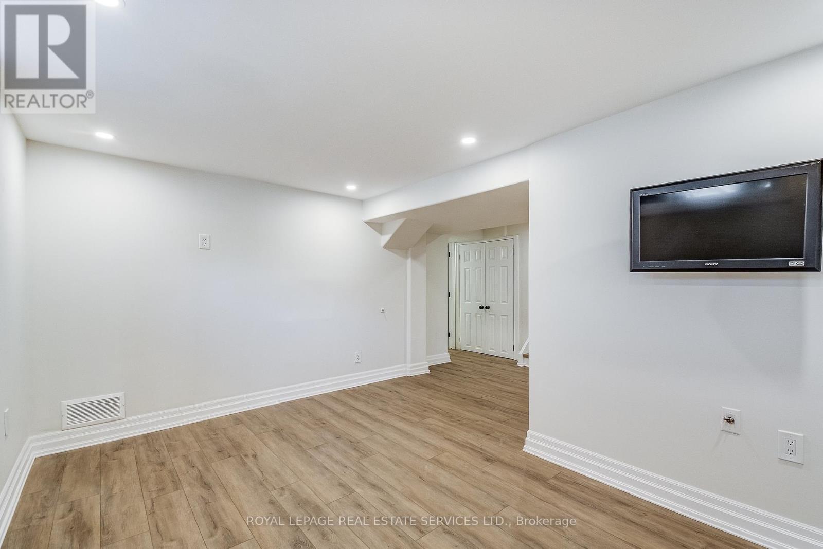 351 STRATHCONA DRIVE - 29