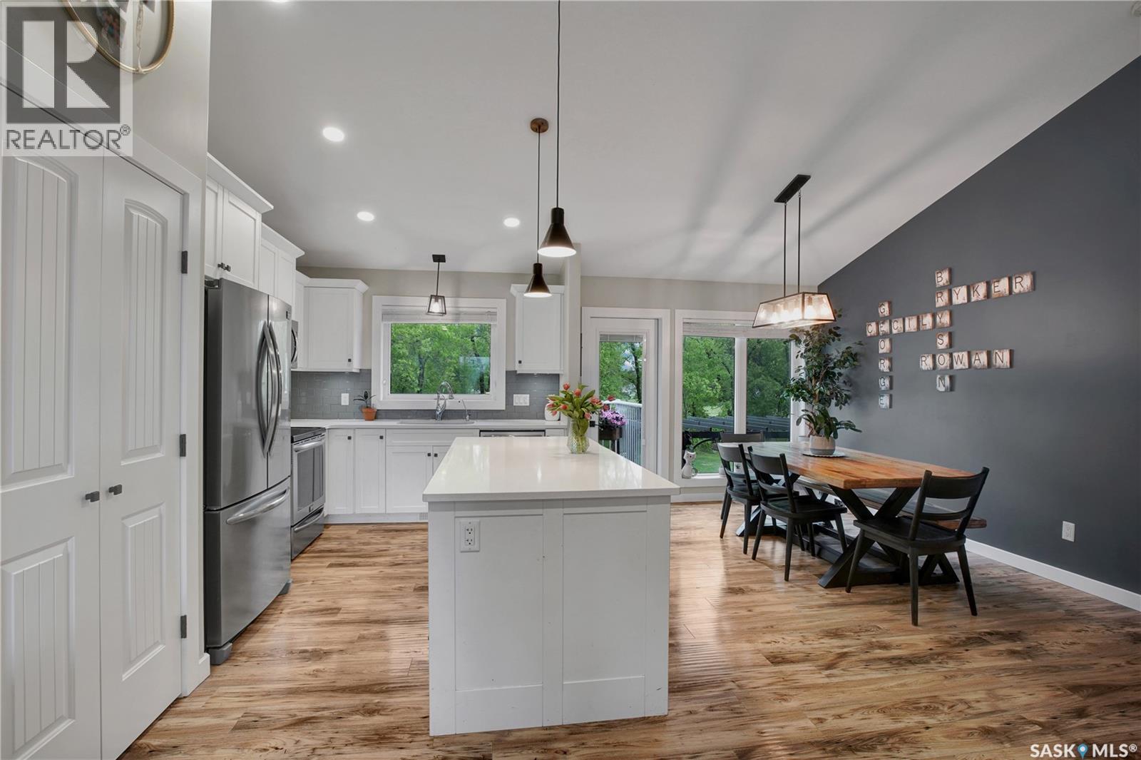 216 Willow CRESCENT — photo 8
