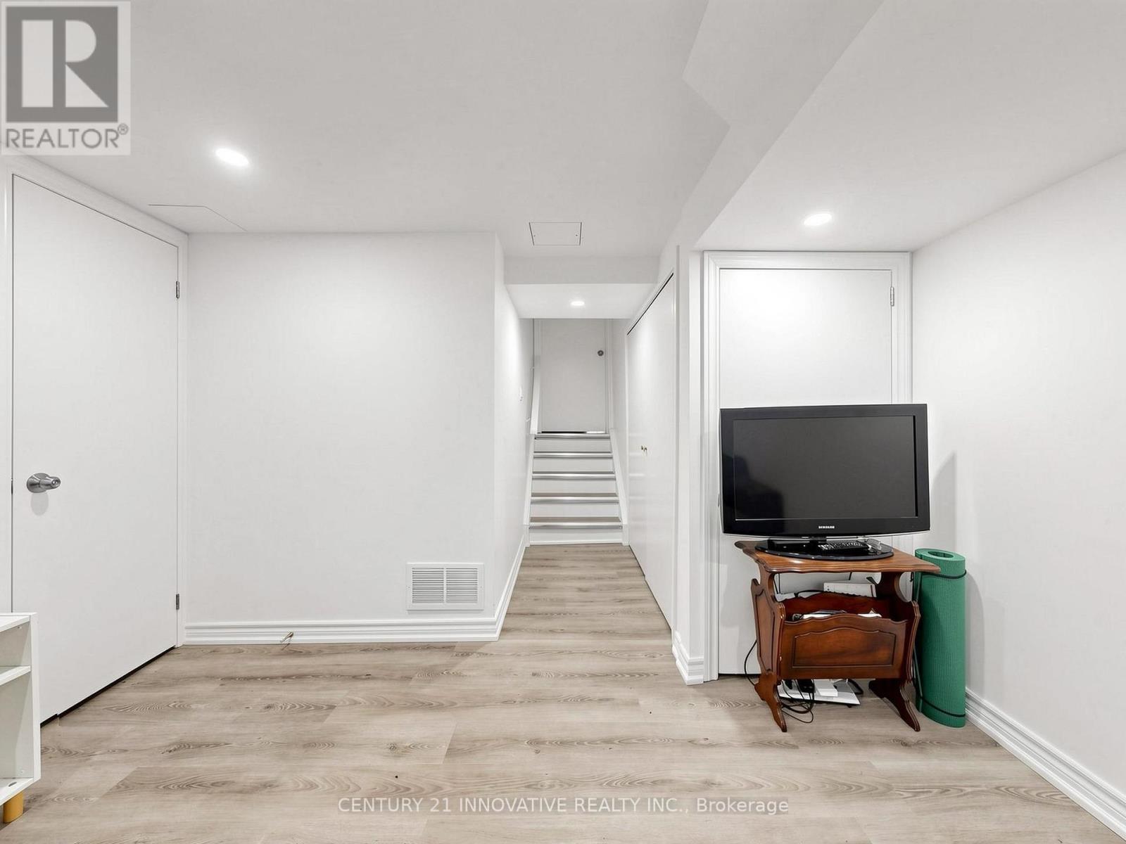 #28 2020 PHARMACY AVENUE - 27
