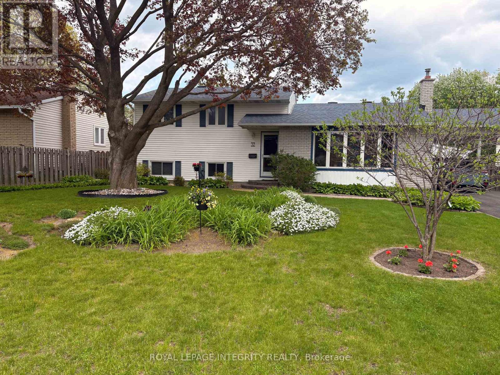 30 BISCAYNE CRESCENT - 2