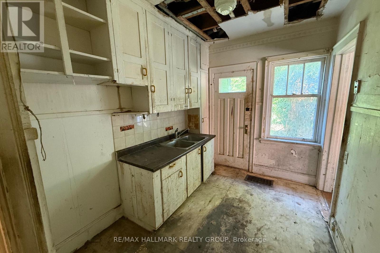 142 CLARENDON AVENUE - 6