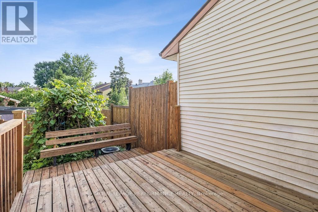 6 GILLESPIE CRESCENT - 44