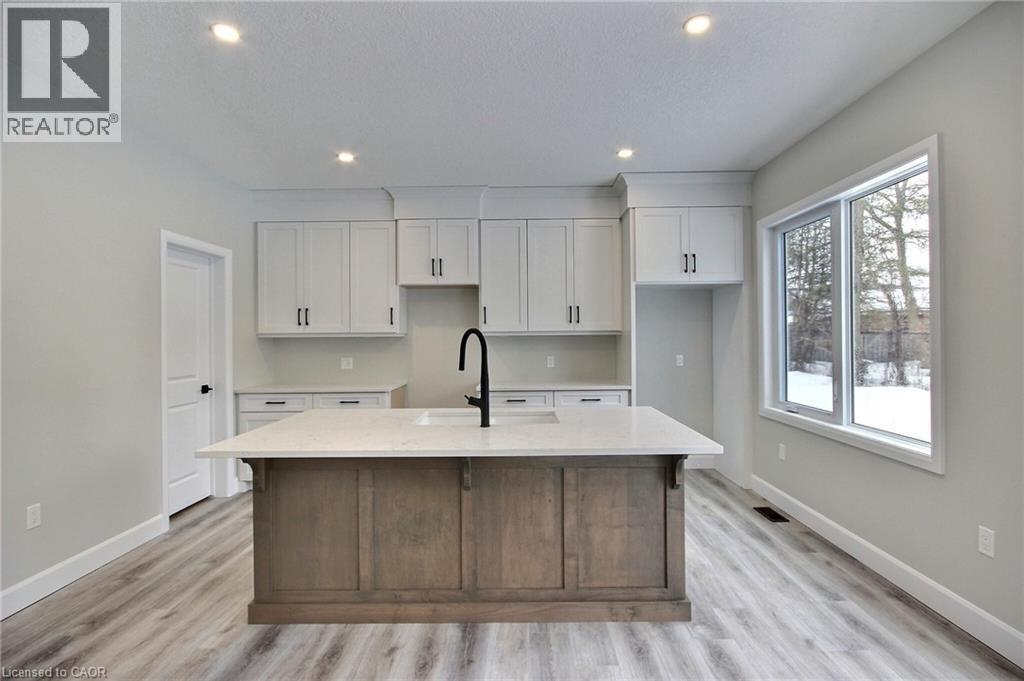 16 ROBERTS Street N - 3