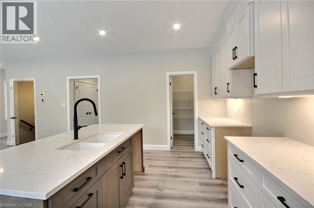 16 ROBERTS Street N - 4
