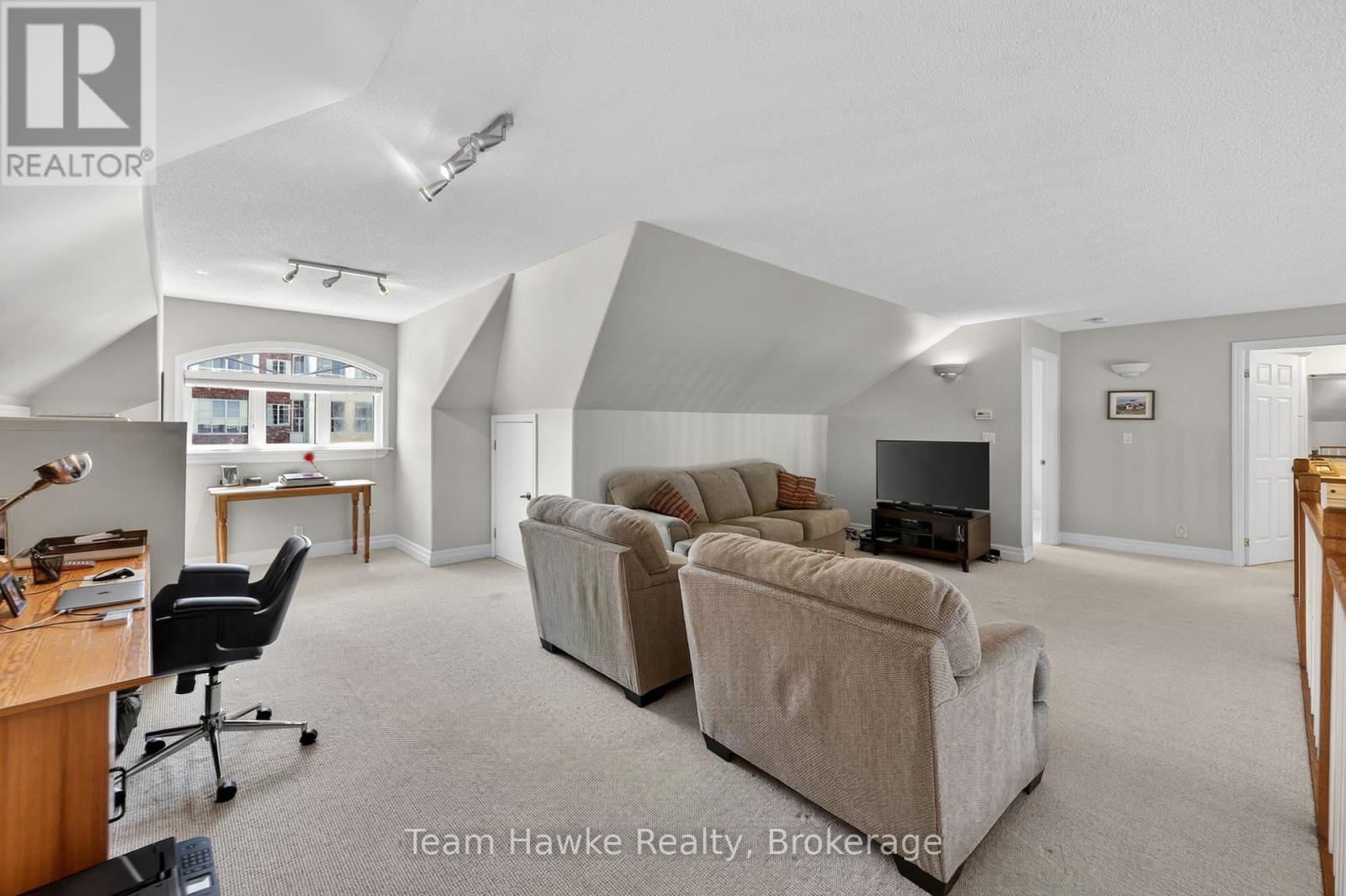 #8 2 BECK BOULEVARD - Image 26