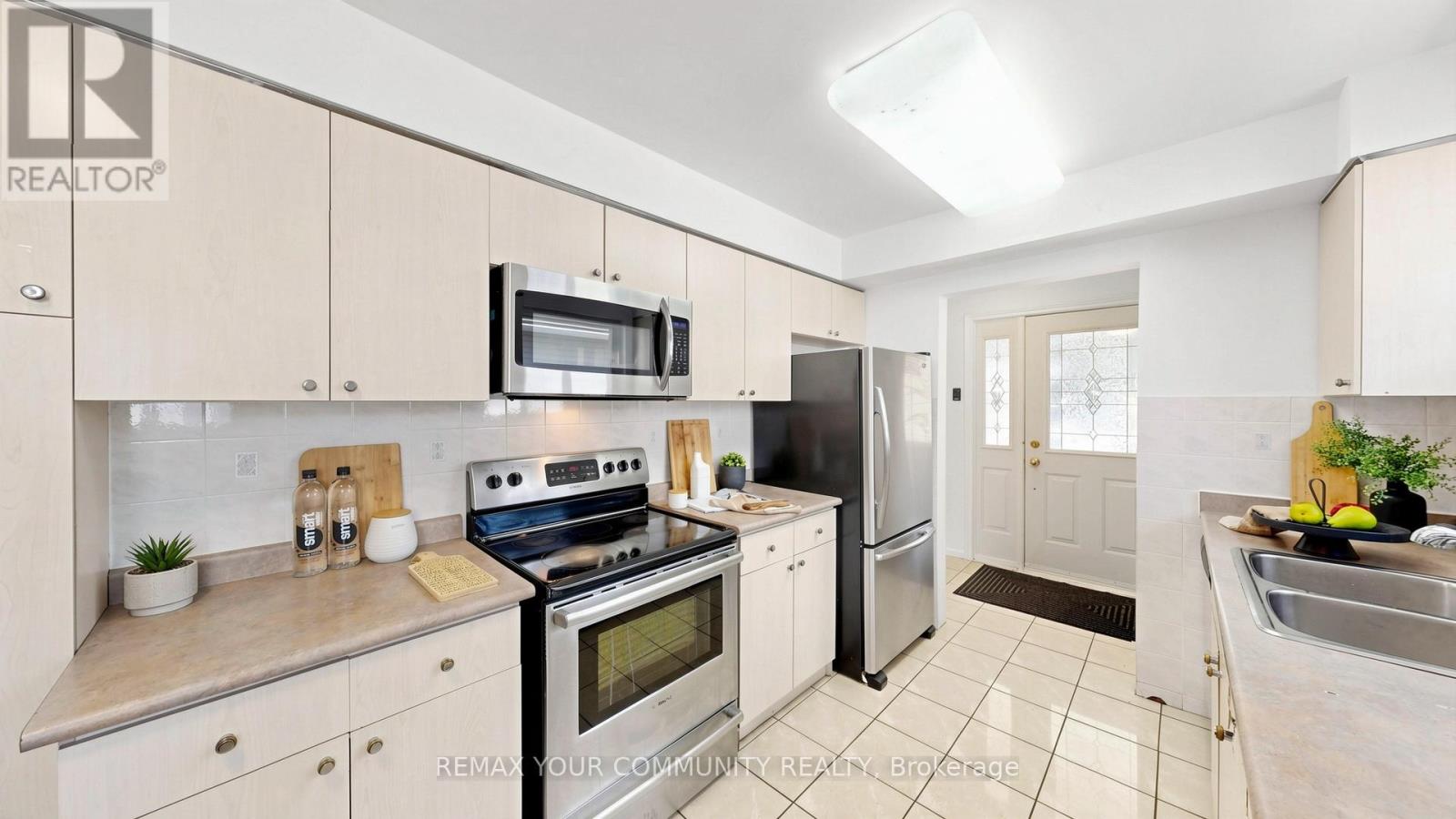 23 LESGAY CRESCENT - 12