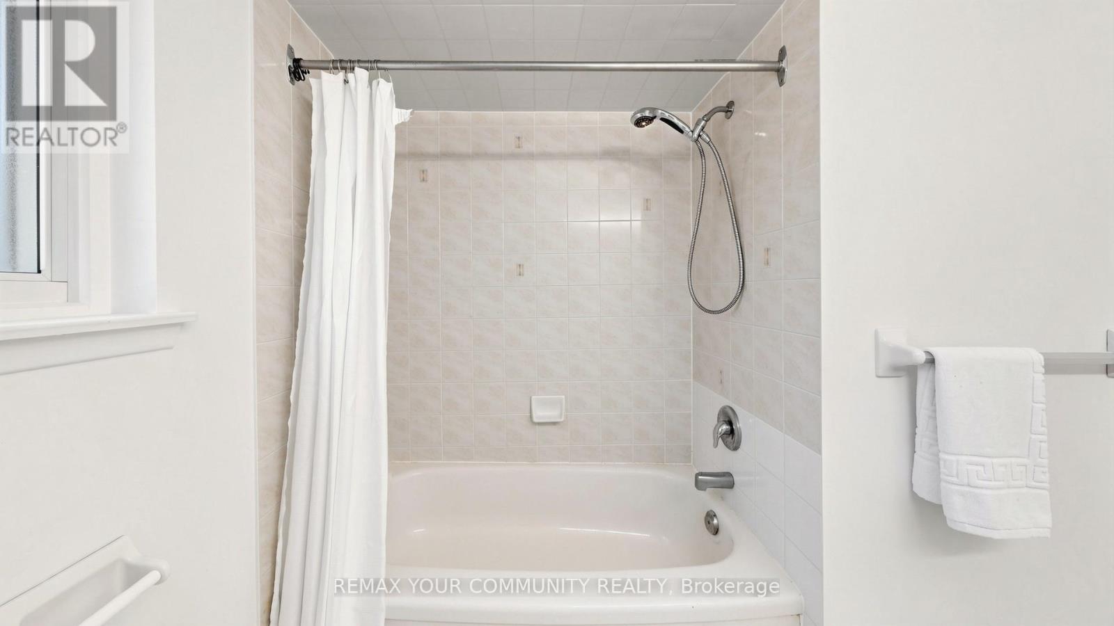 23 LESGAY CRESCENT - 31