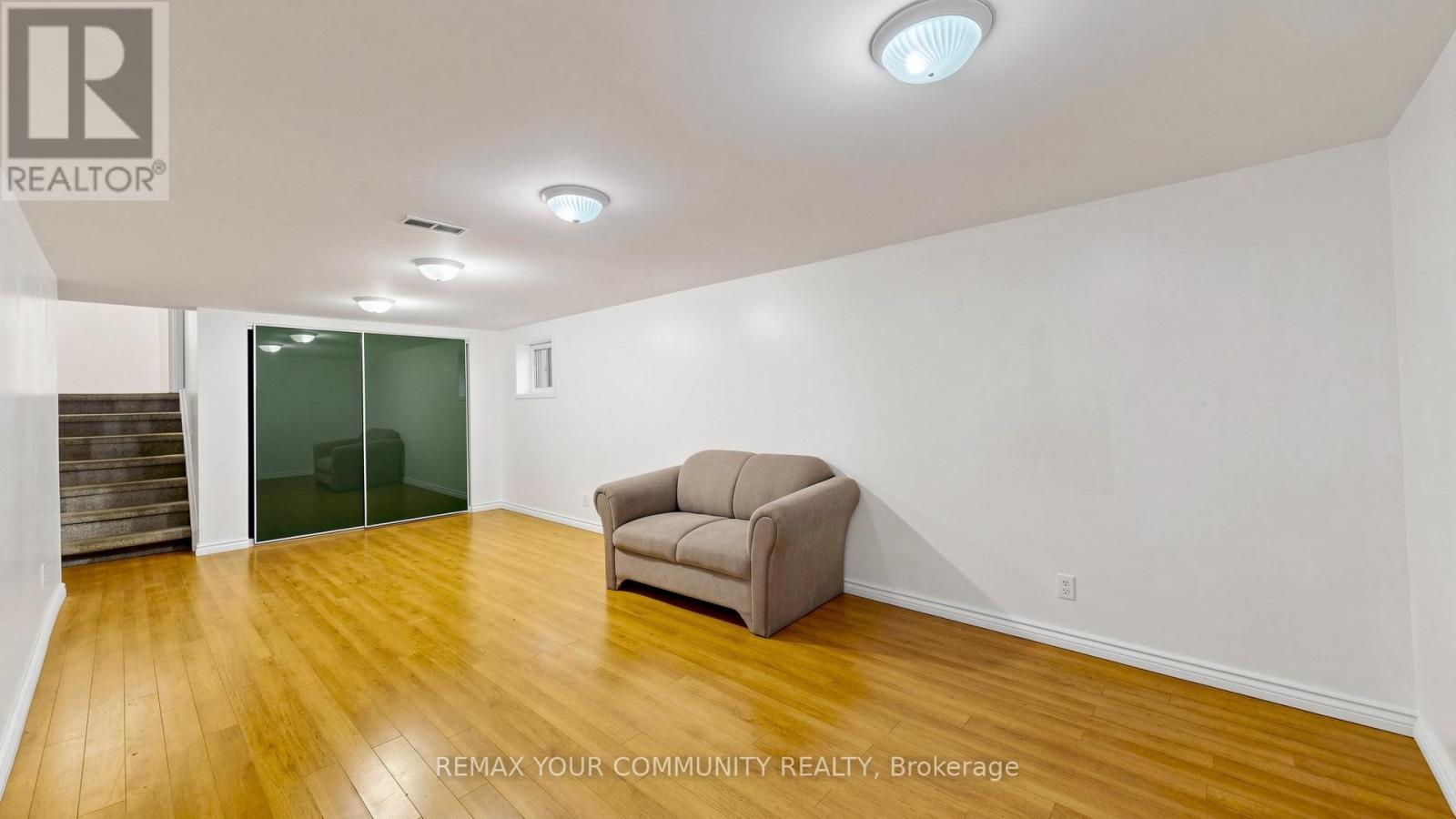 23 LESGAY CRESCENT - 40