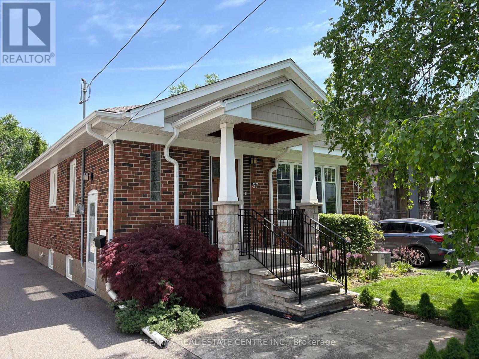 37 MAPLE AVENUE N - 2