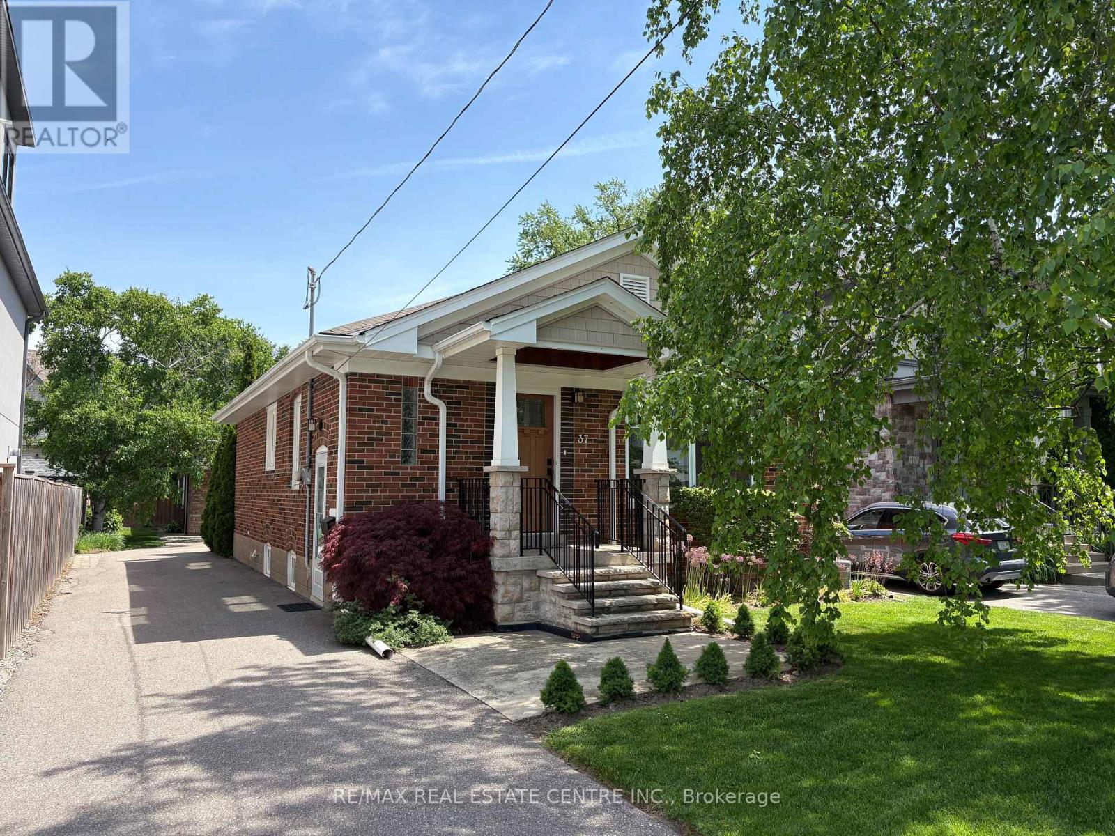 37 MAPLE AVENUE N - 1