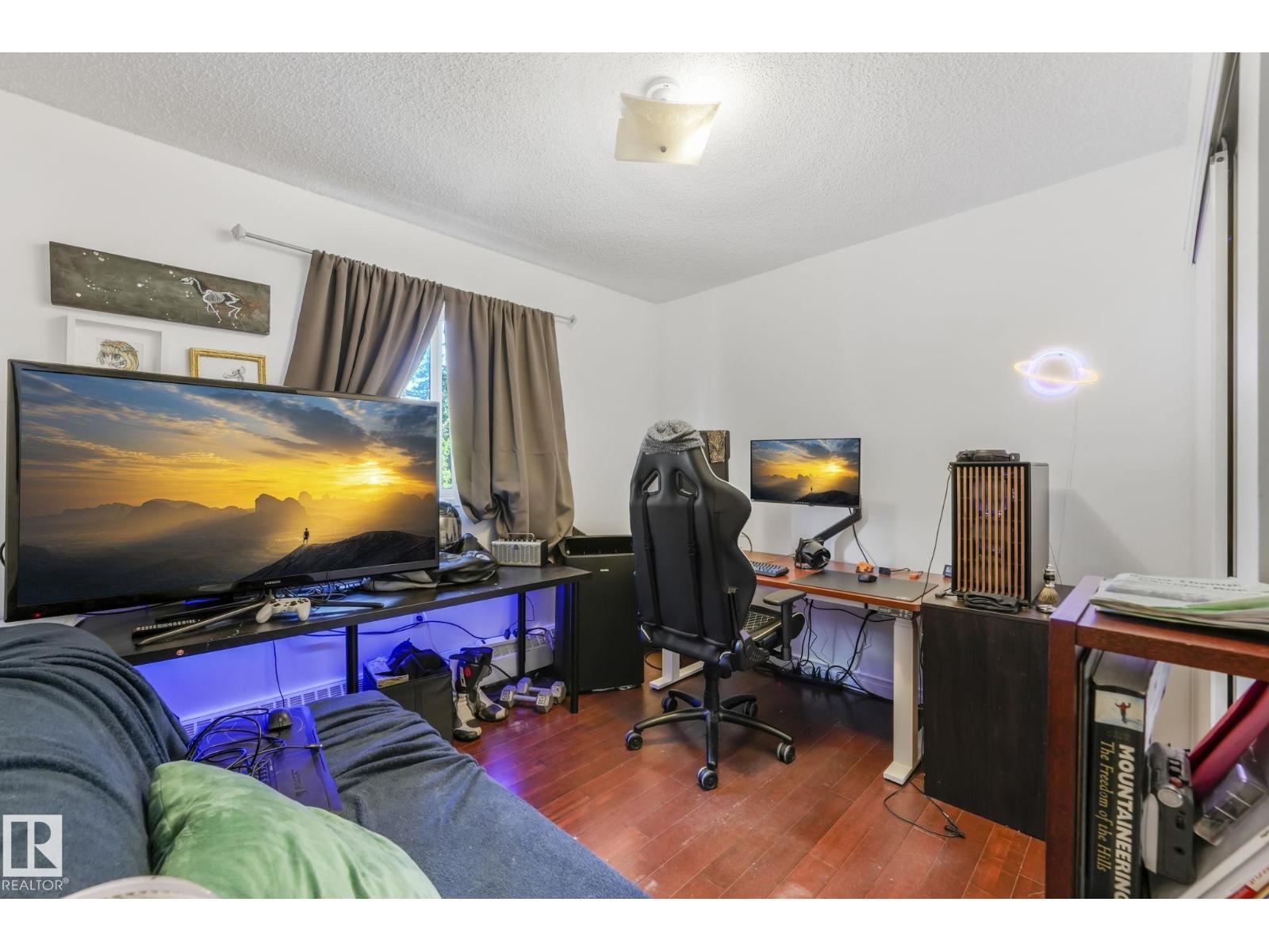 #309 10636 120 ST NW - 17
