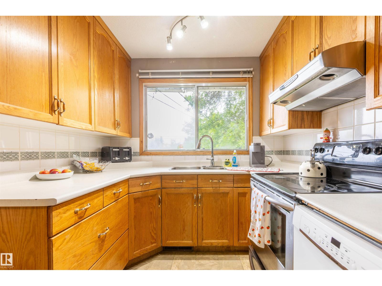 9908 99 ST — photo 9