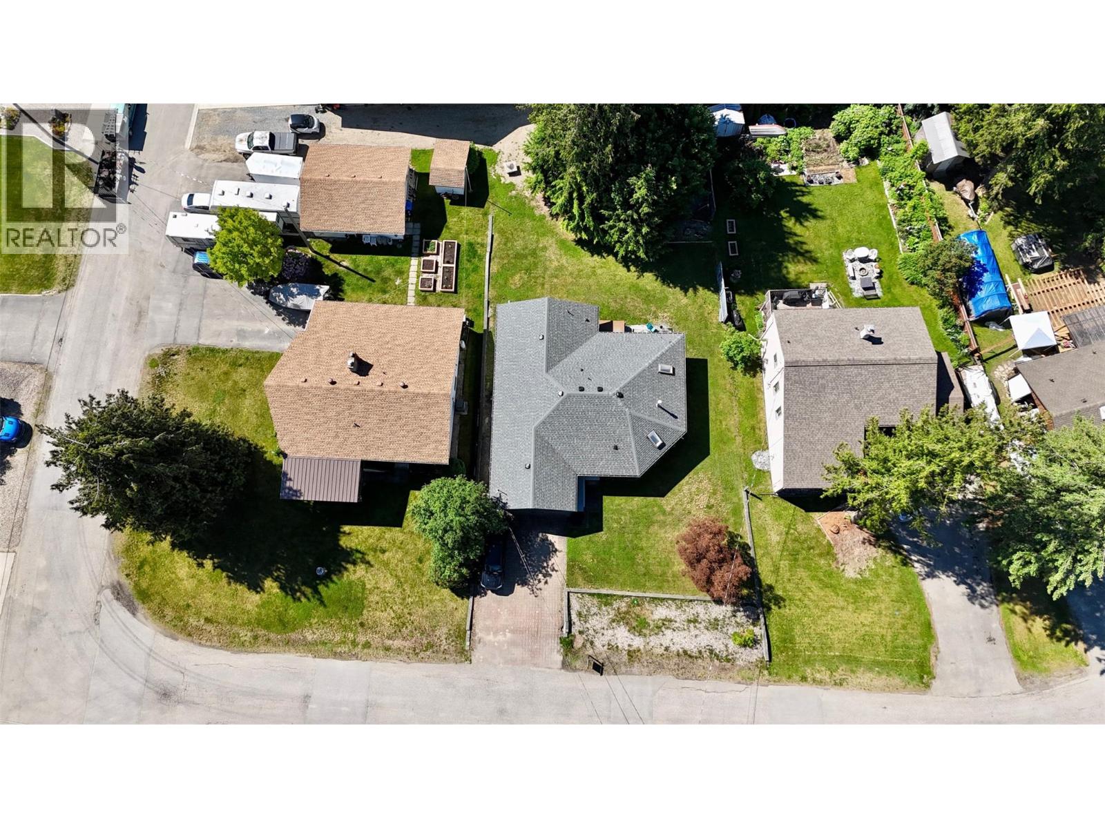 313 Hemlock Crescent N - 40