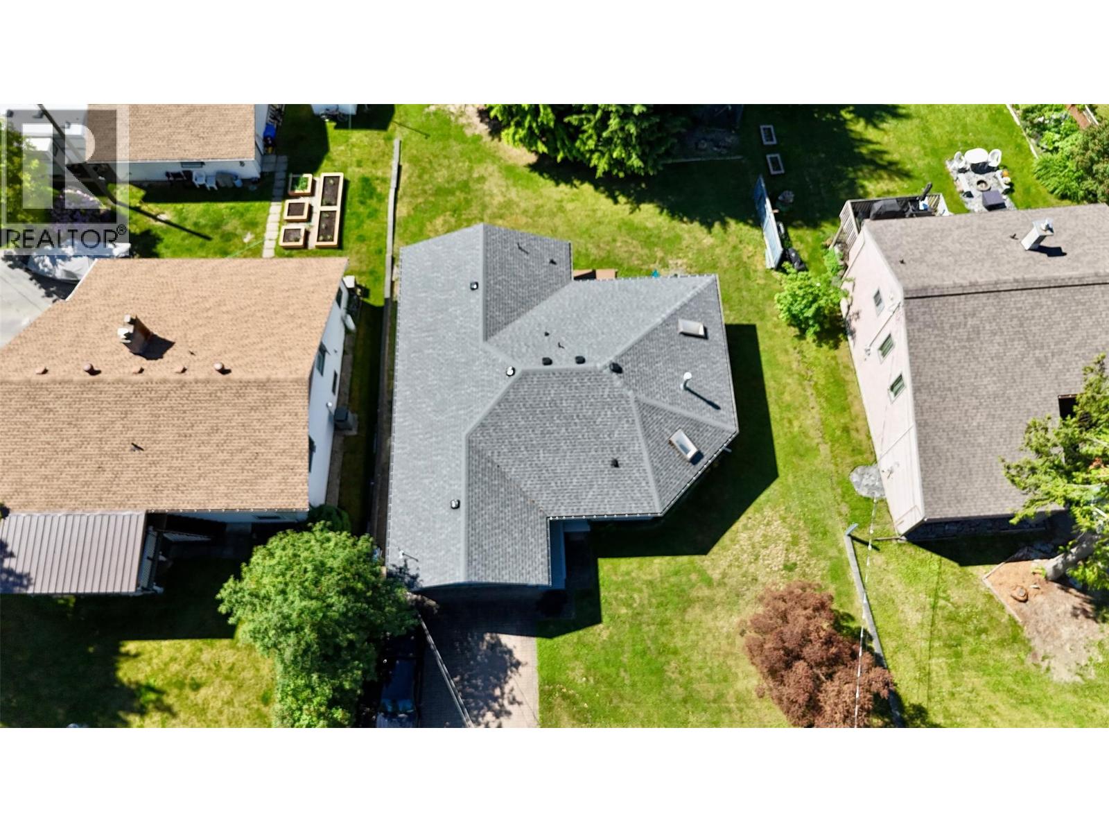 313 Hemlock Crescent N - 3