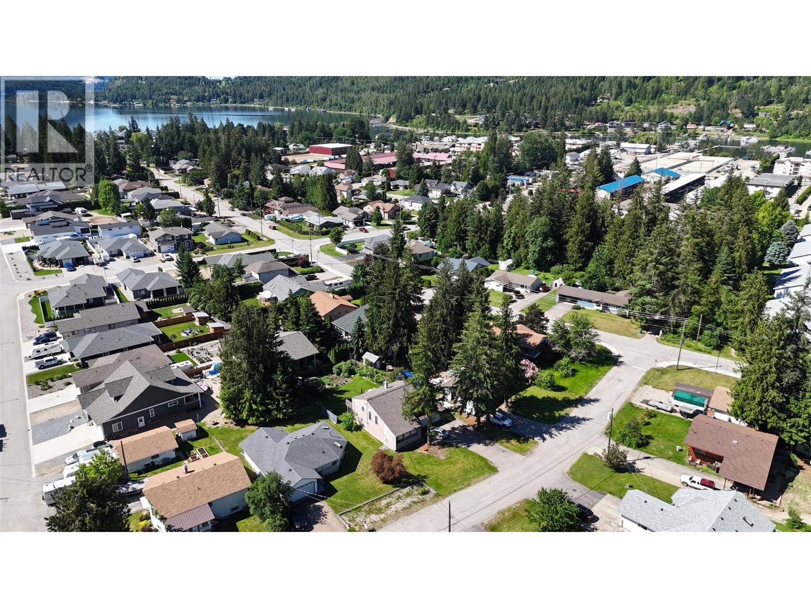 313 Hemlock Crescent N - 4