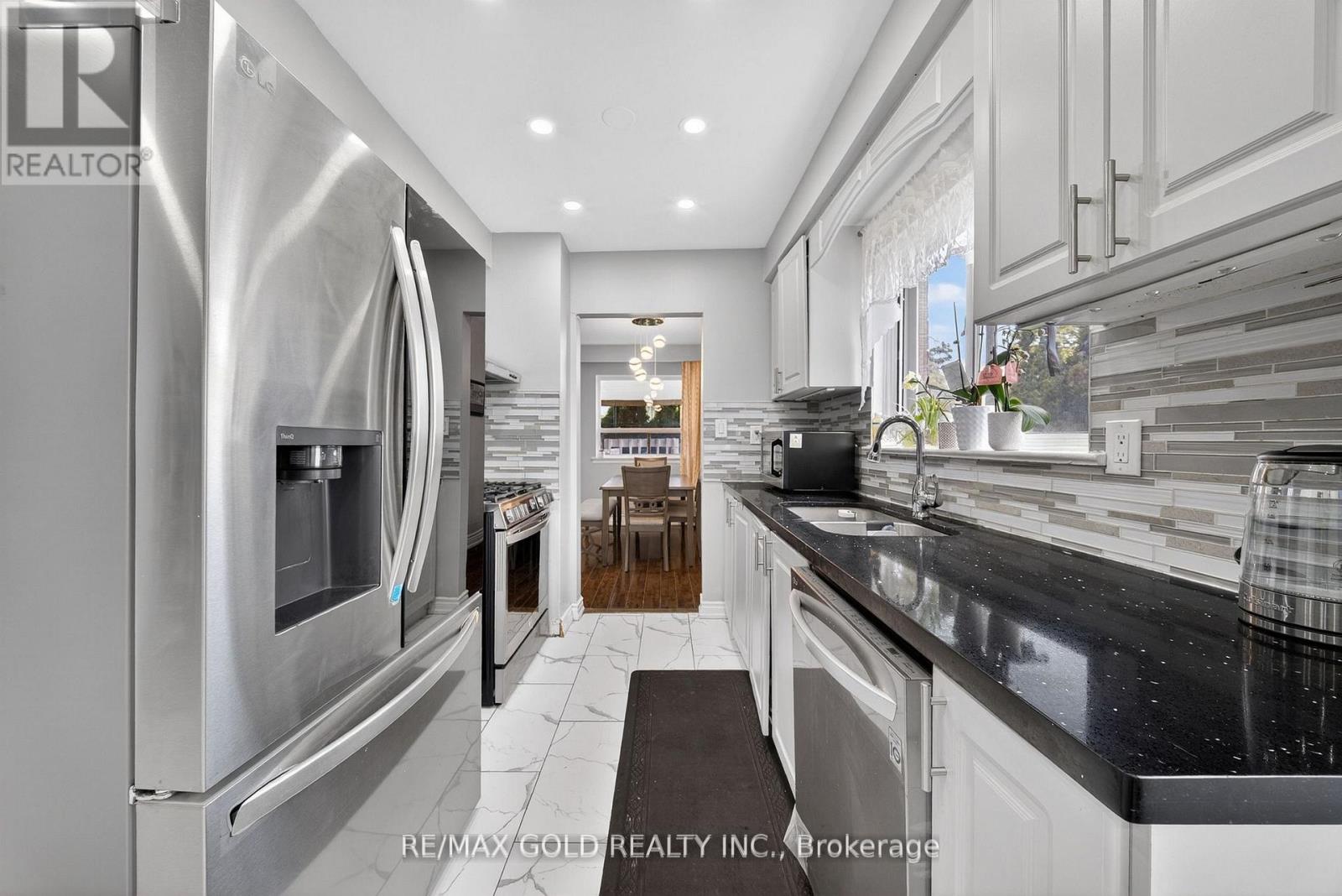 3289 VICTORY CRESCENT - 10