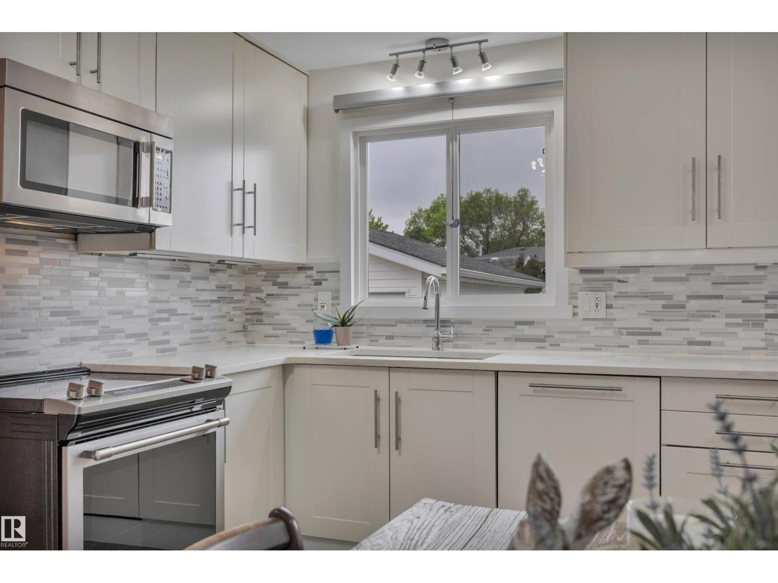 60 CORINTHIA DR — photo 8
