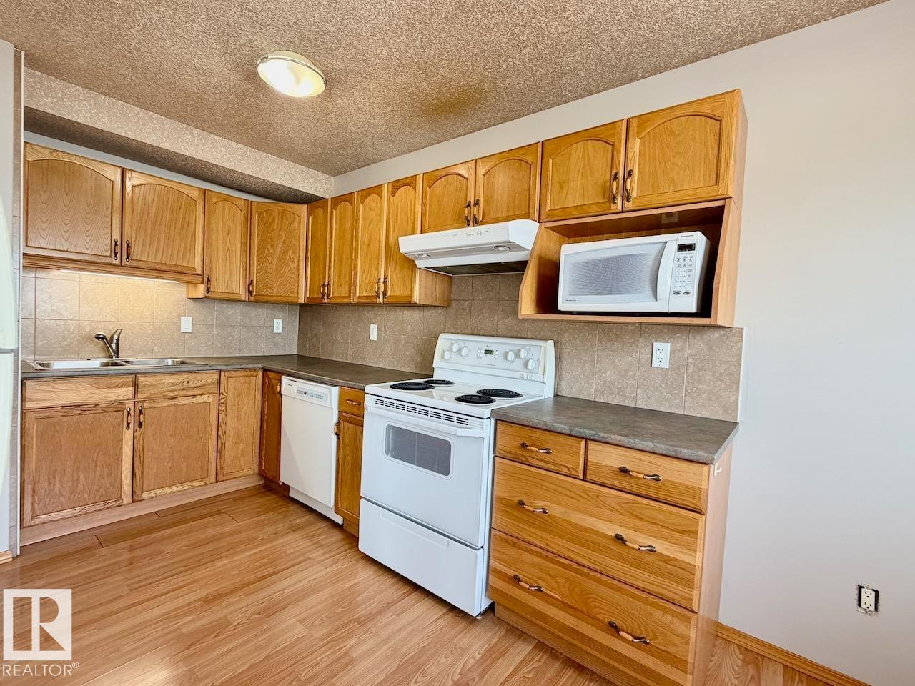 8 5024 50 AV — photo 7