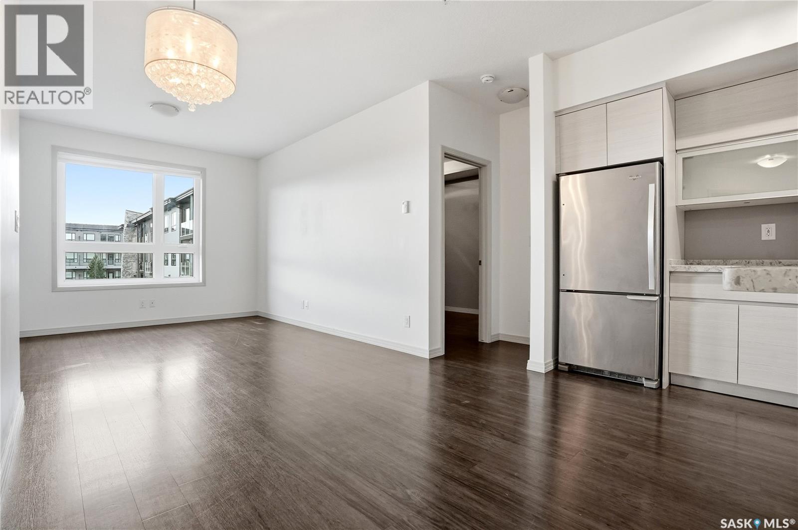 #216 223 Evergreen SQUARE - 15