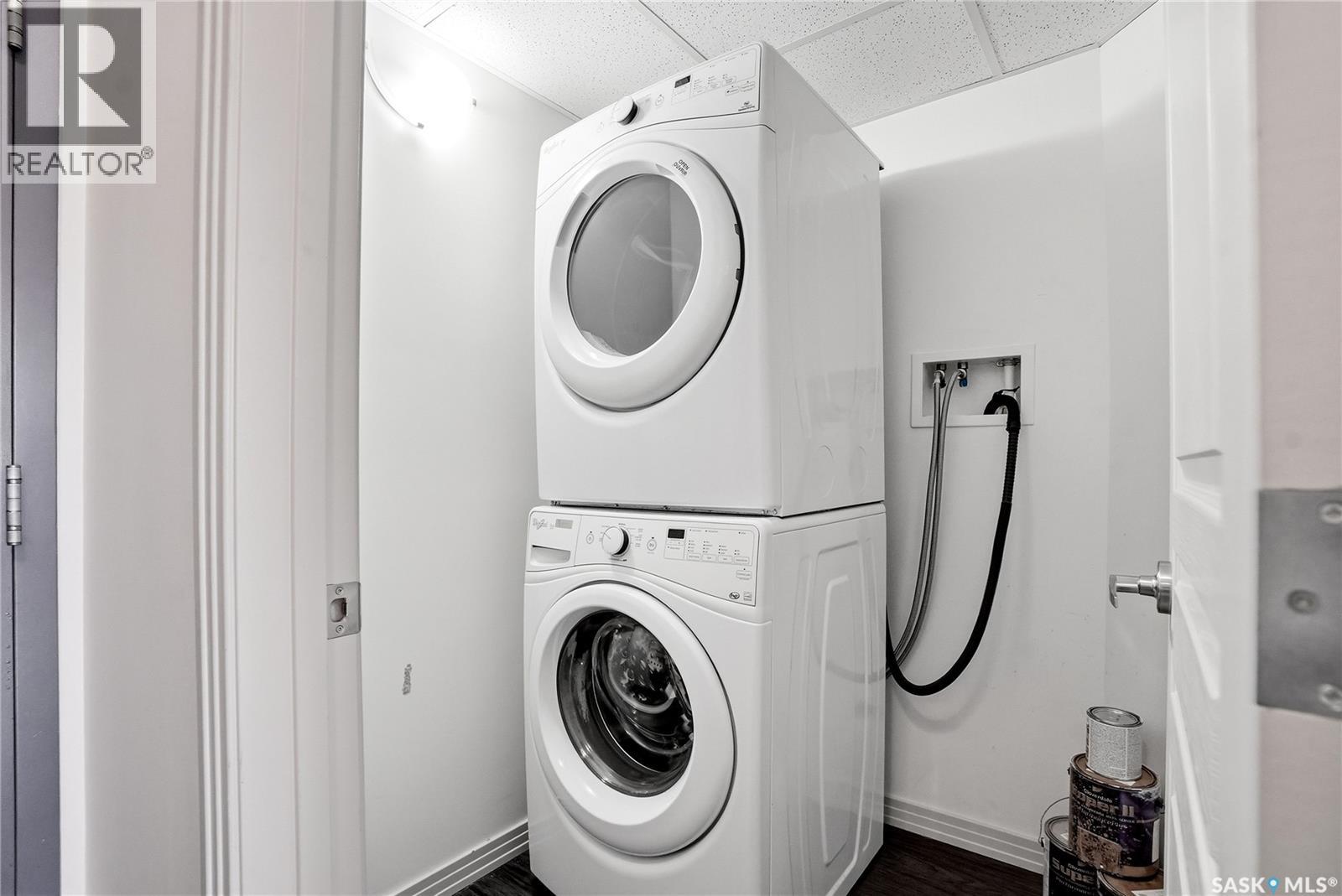#216 223 Evergreen SQUARE - 32