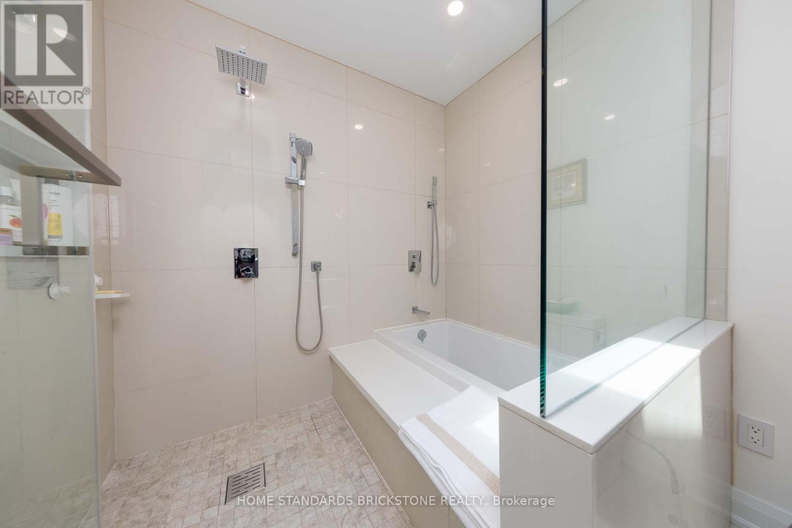 139 PINEWOOD DRIVE - 32