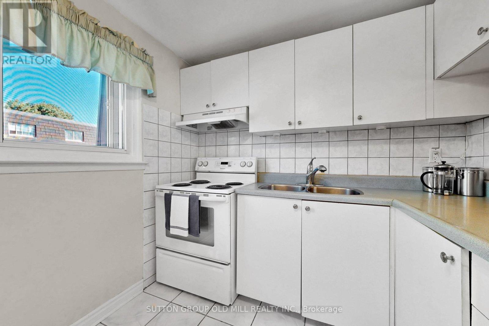 96 DARRAS COURT - 16
