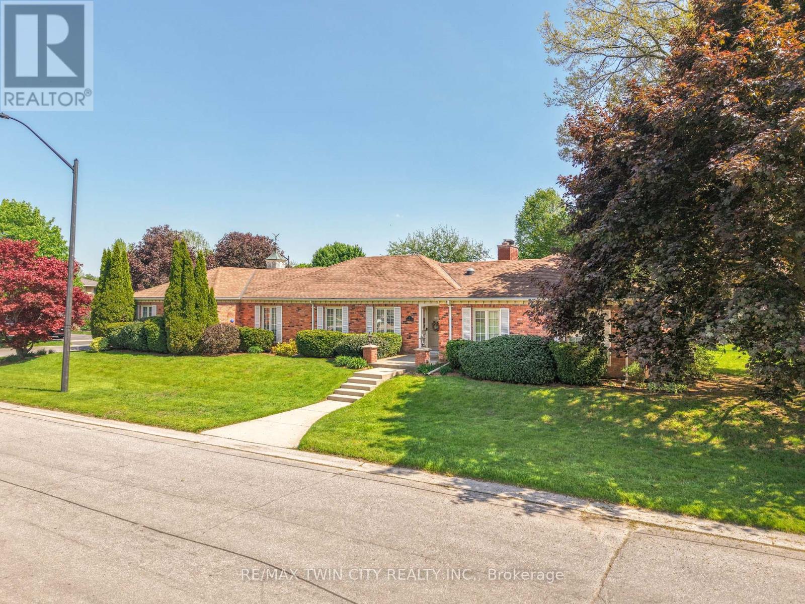 4-bedroom home for sale at 3 FIELDSTONE CIRCLE, Brantford ON · photo 4 of 51
