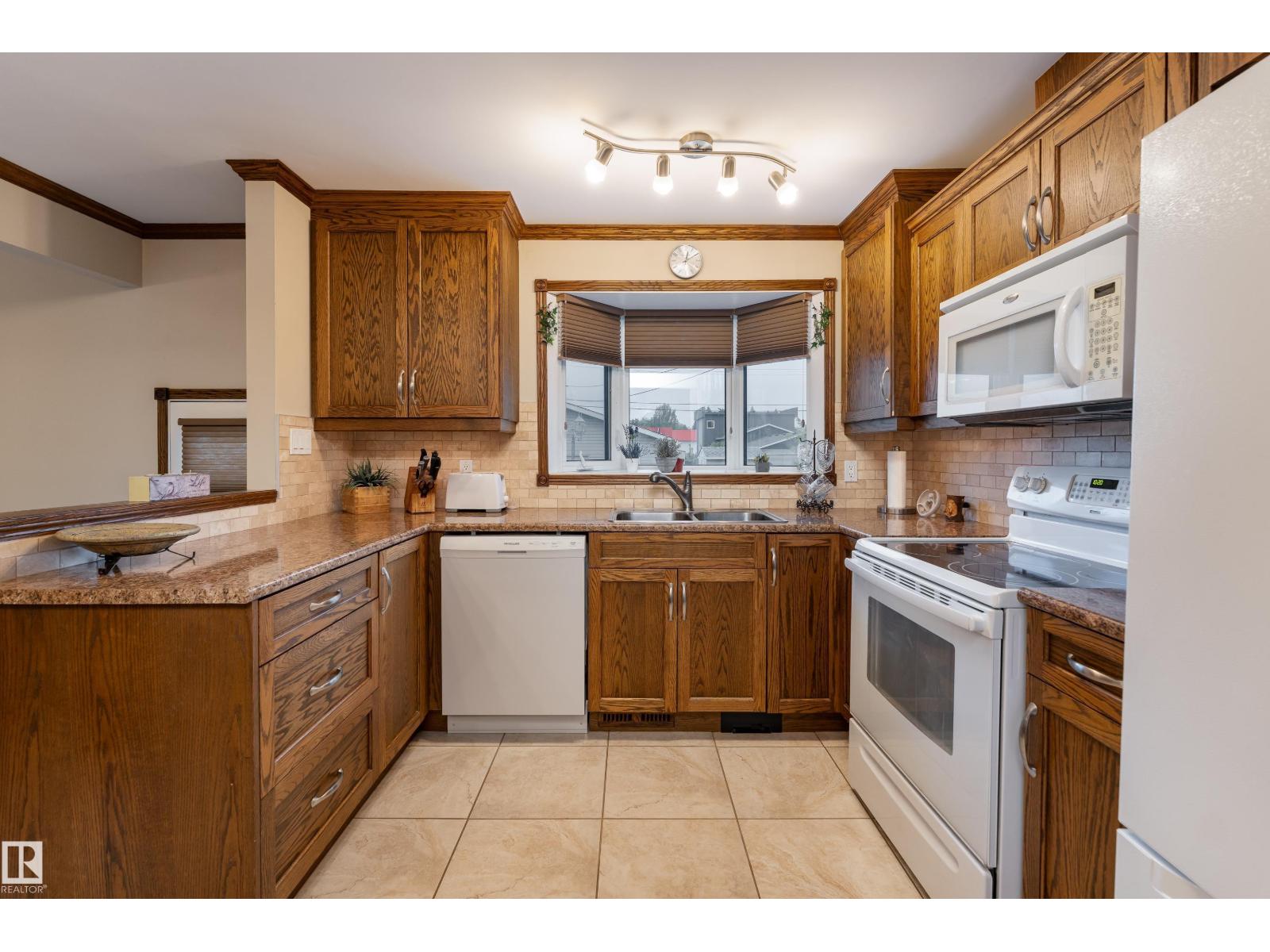 9906 99 ST - photo 4