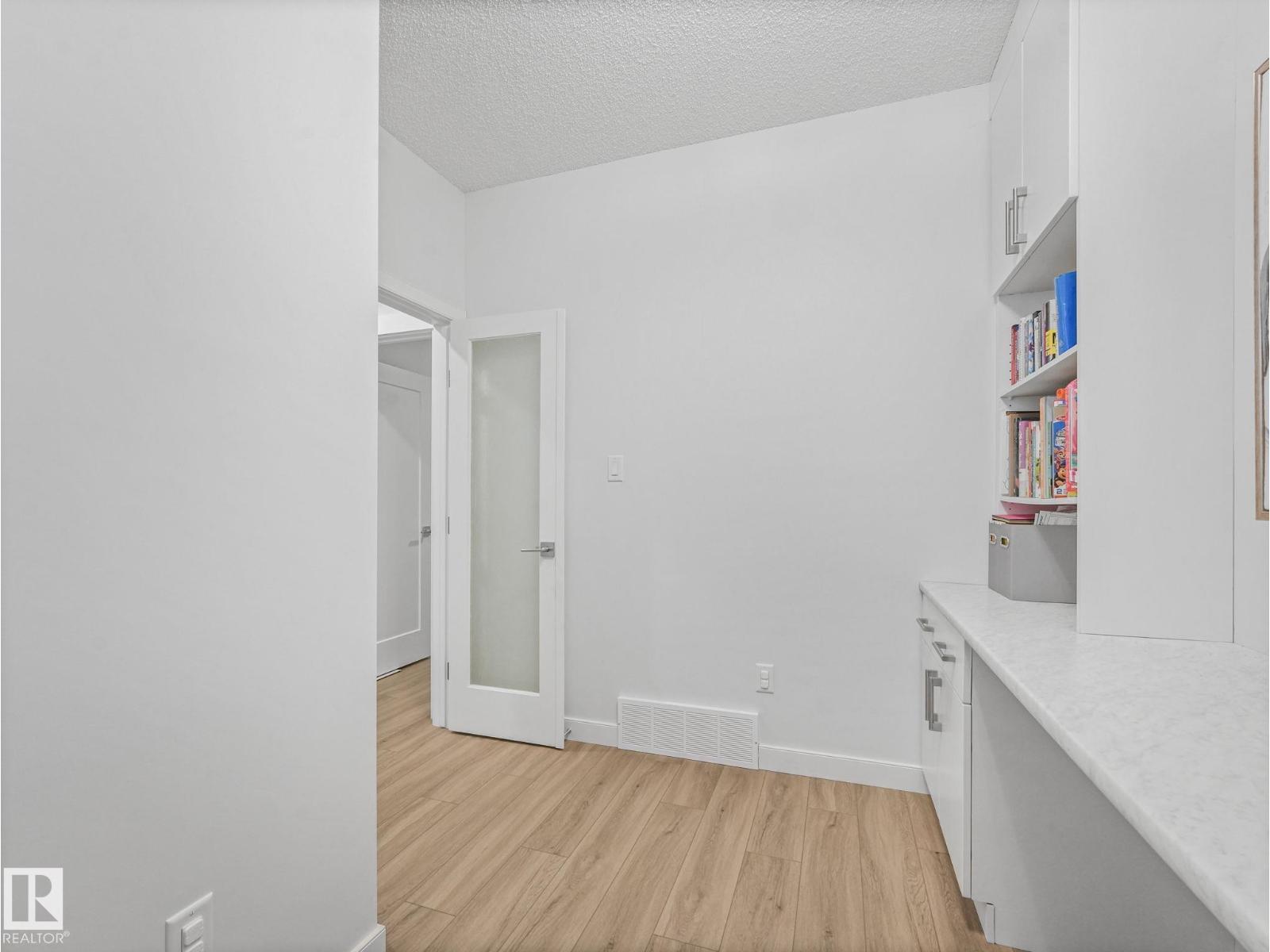 6404 176 AV NW - 24