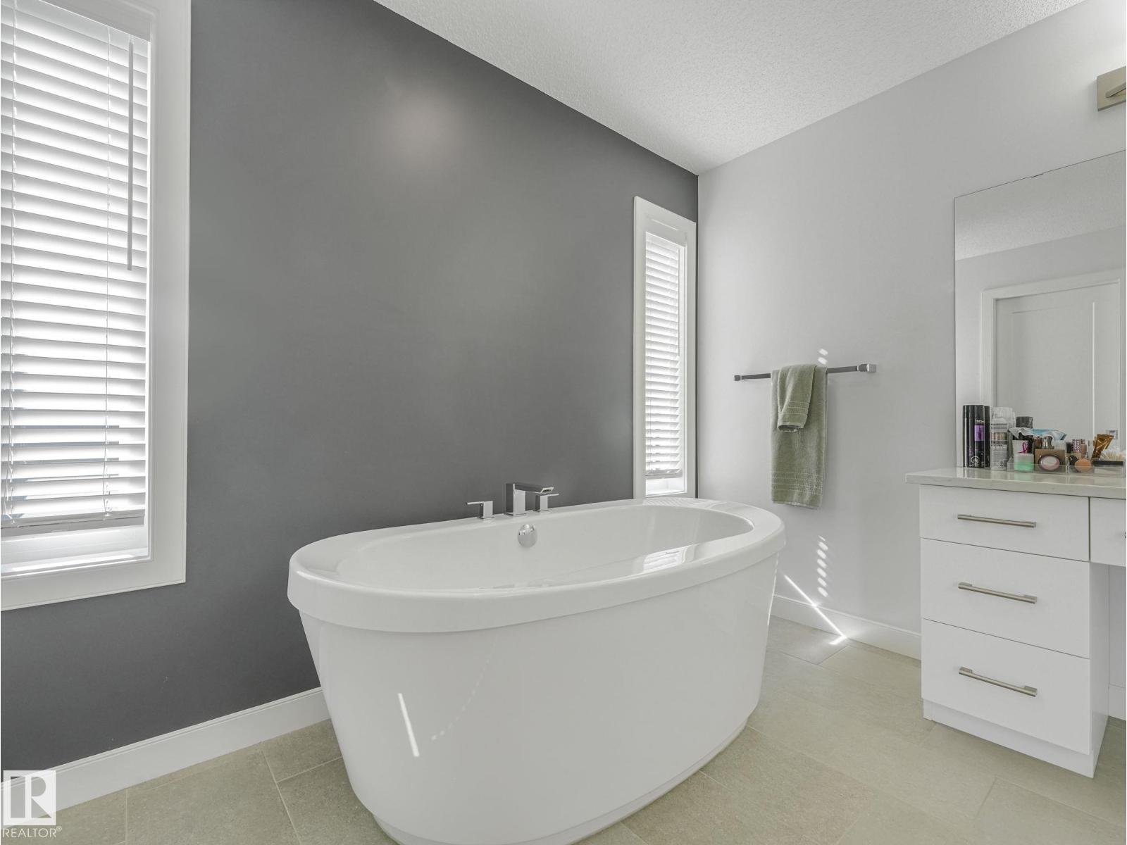 6404 176 AV NW - 35