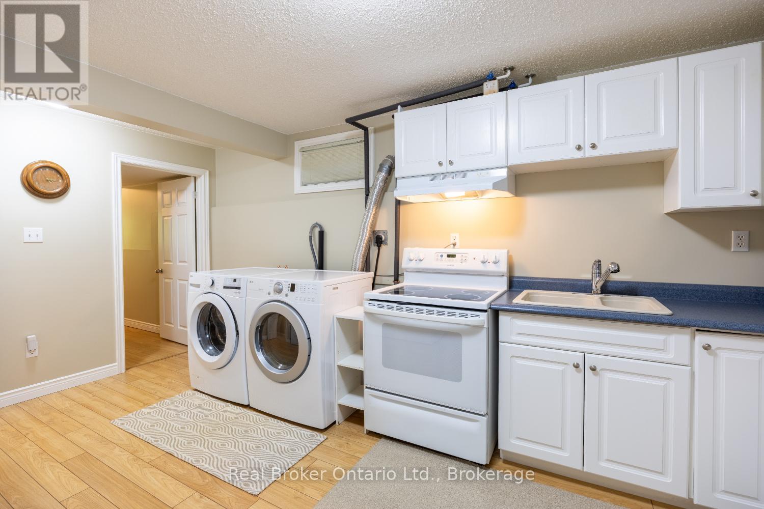 39 VALLEYCREST DRIVE - 33