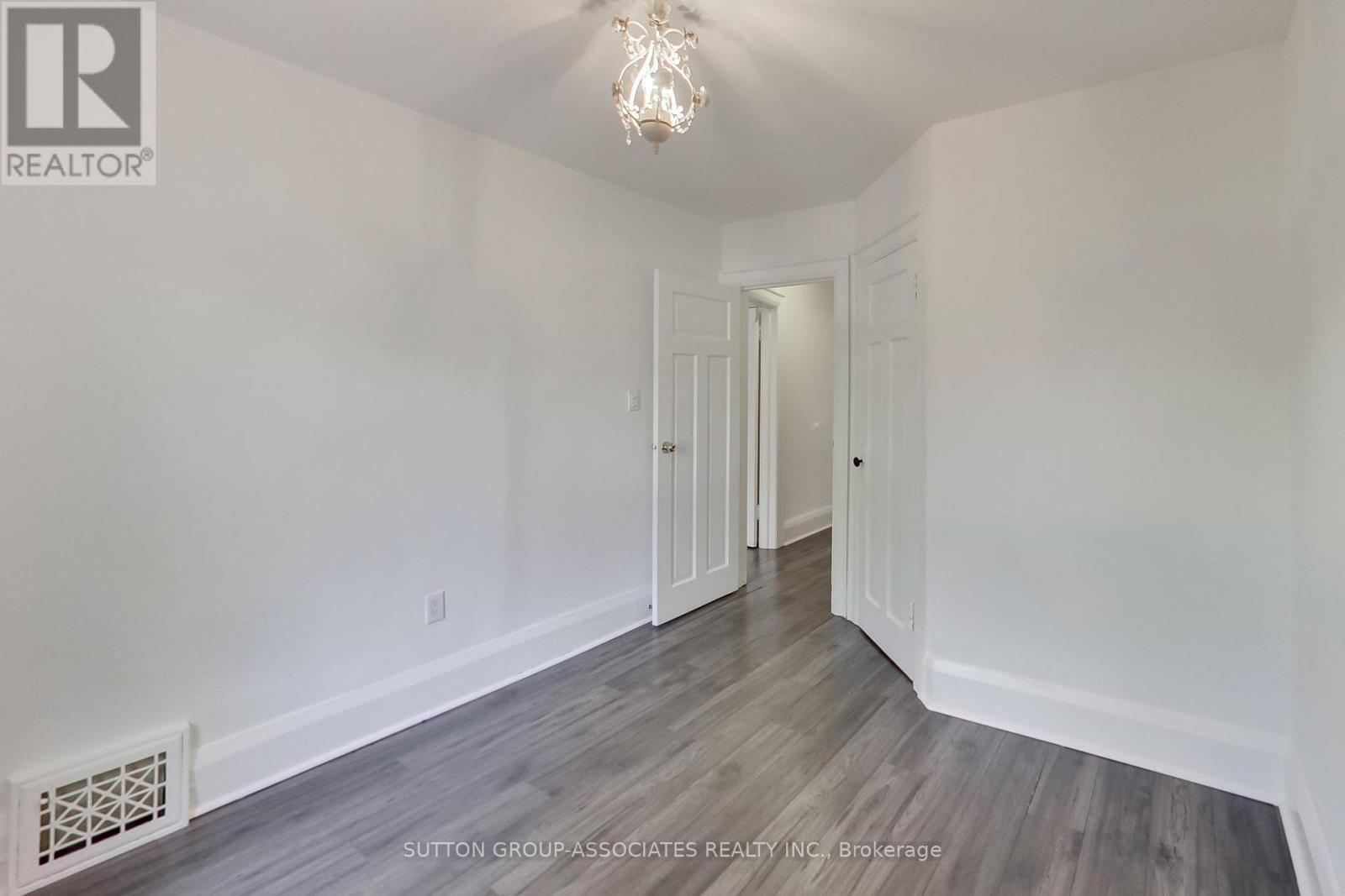 38 WINONA DRIVE - 25