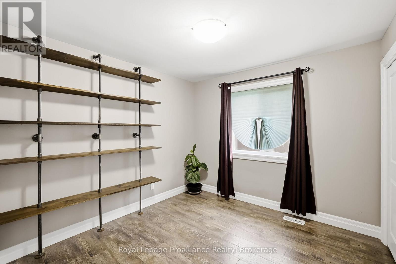 31 GAVIN CRESCENT - 24
