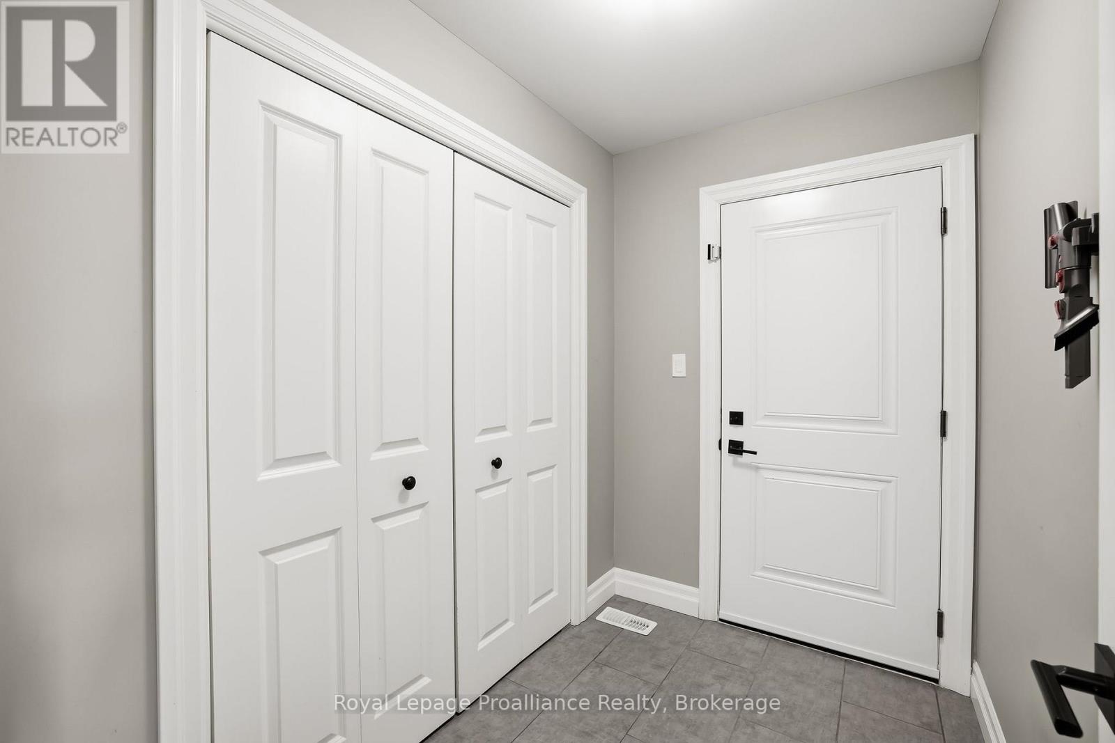 31 GAVIN CRESCENT - 26