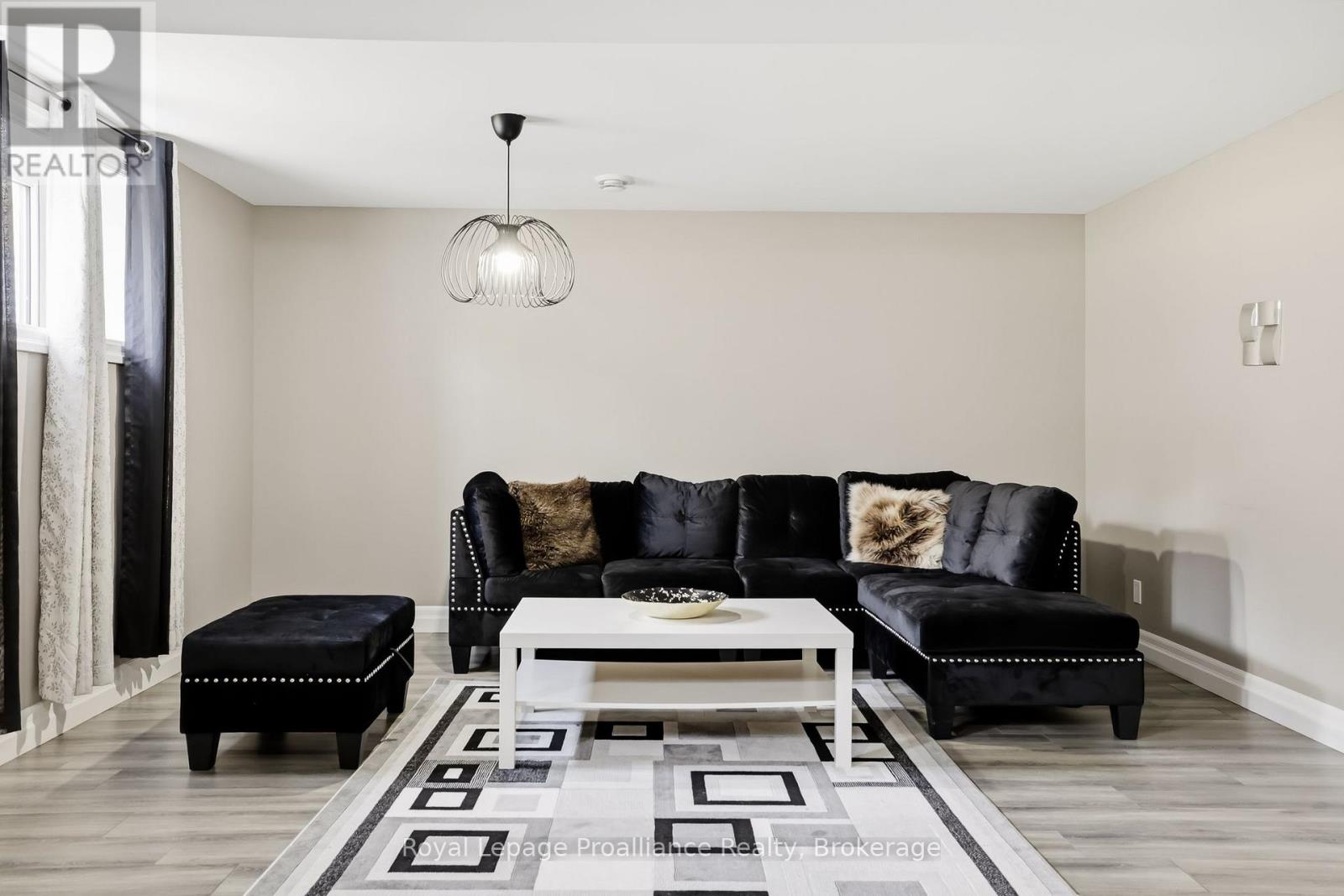 31 GAVIN CRESCENT - 32