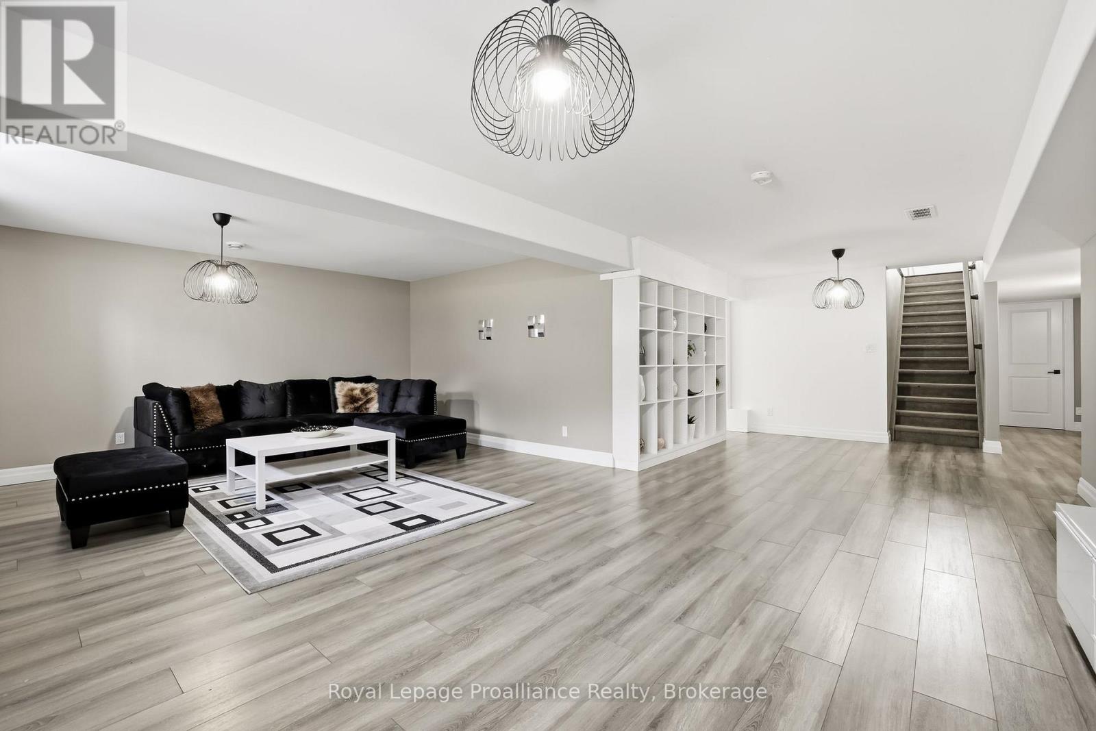 31 GAVIN CRESCENT - 33