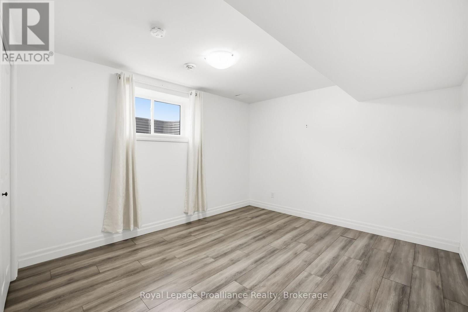 31 GAVIN CRESCENT - 35