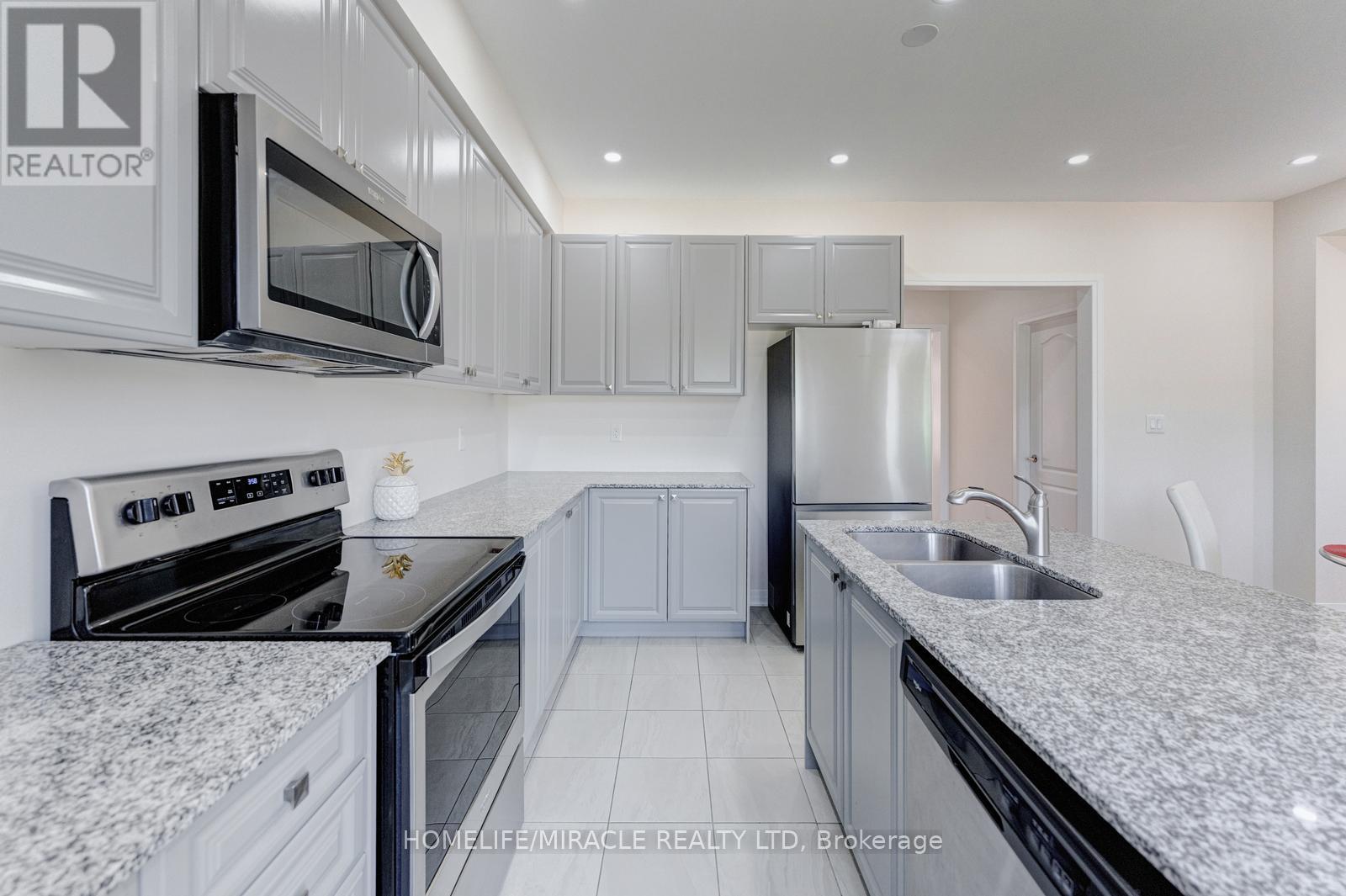 #12 172 PARKINSON CRESCENT - 18