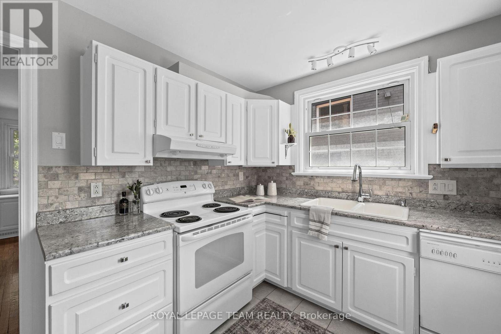 568 GOLDEN AVENUE - 17