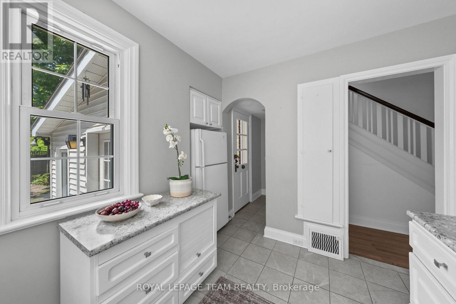 568 GOLDEN AVENUE - 18