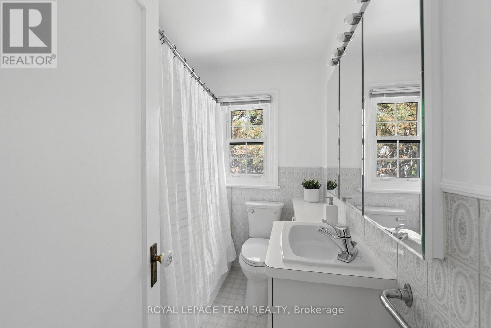 568 GOLDEN AVENUE - 31